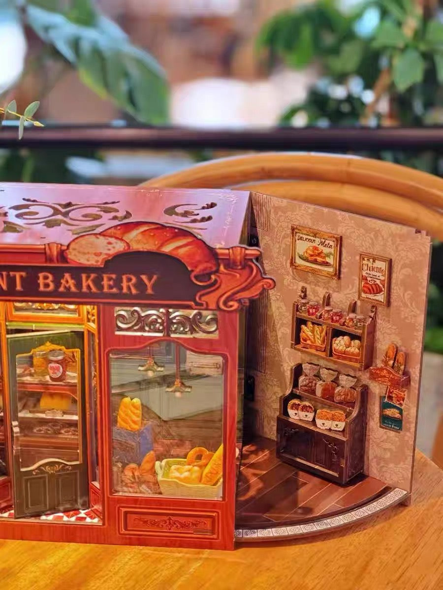 Mrs. Hunt Bakery – European Bakery Miniature Room Kit